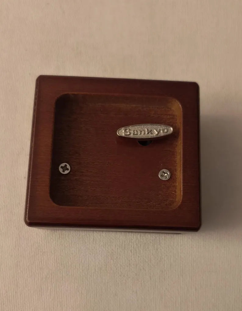 Anastasia music box with wind up mechanism