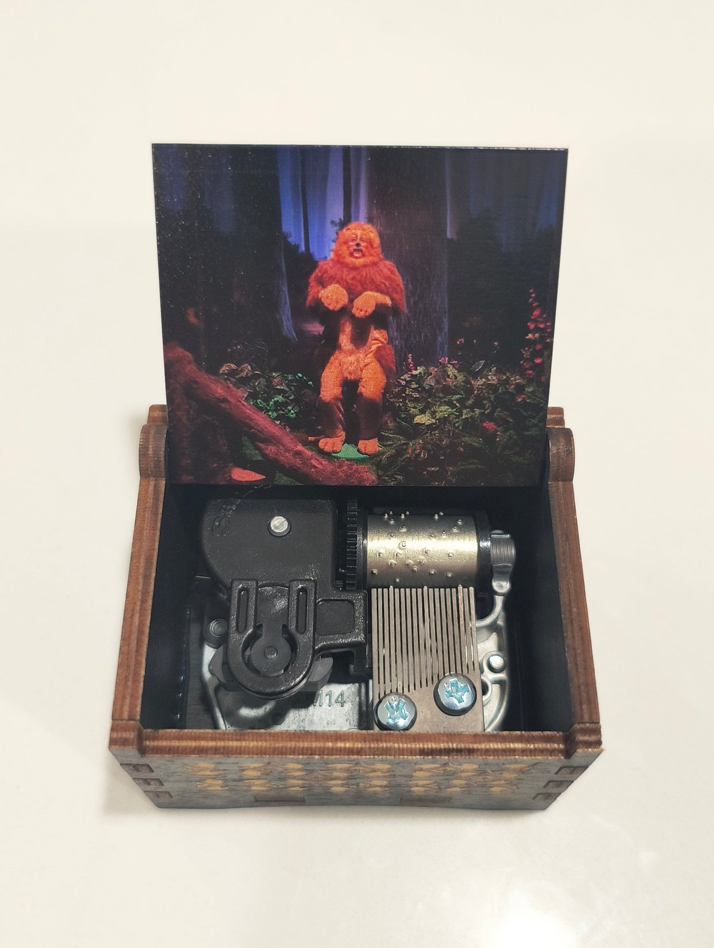 Wizard of Oz music box, playing the song we're off to see the wizard and featuring the character The cowardly lion. 